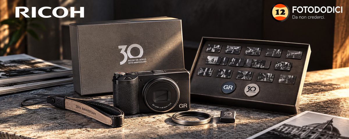 Ricoh GR IV 30th Anniversary Edition Kit: fotocamera compatta con cinturino in pelle, copri slitta e set di spille commemorative. Disponibile in preordine.
